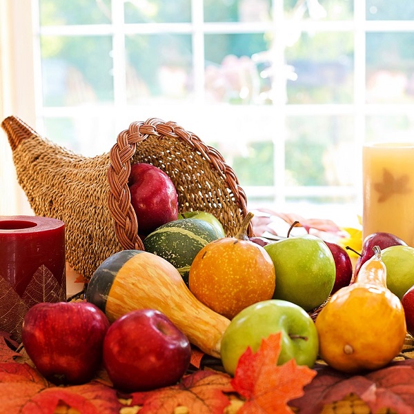 corne d'abondance avec fruits et légumes-fruits