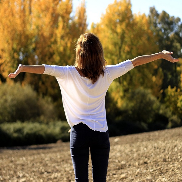 femme debout