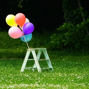 Ballons attachées à un escabeau