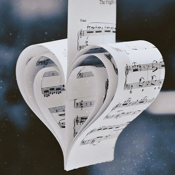 Une partition de musique en forme de coeur