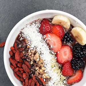 petit dejeuner avec cereales et fruits