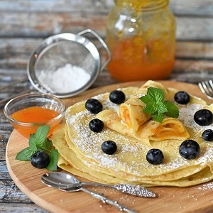 crêpes aux fruits, sucre et confitures