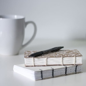 carnets avec tasse de tisane et stylo