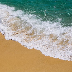 vague de la mer sur le sable