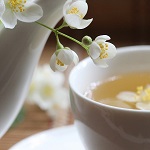 tasse de tisane et fleurs blanches