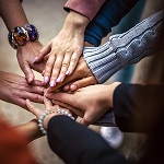 mains qui se superposent