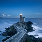 phare qui éclaire les bateaux sur la mer