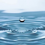 une goutte d'eau propage des cercles