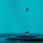 gouttes qui tombent dans l'eau