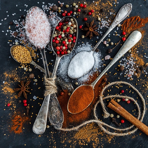 cuillères avec différentes épices