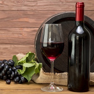 bouteille et verre de vin rouge