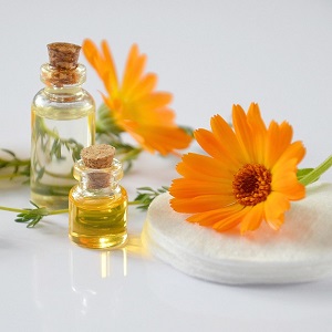 flacons et fleurs de calendula