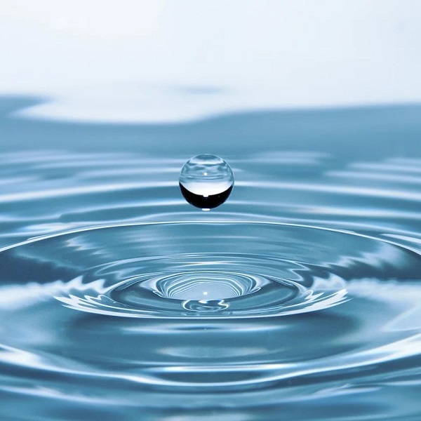une goutte d'eau provoque des cercles